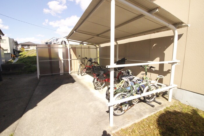 物件外観写真4　(駐輪場)