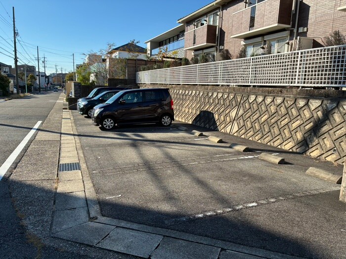 物件外観写真3　(駐車場)