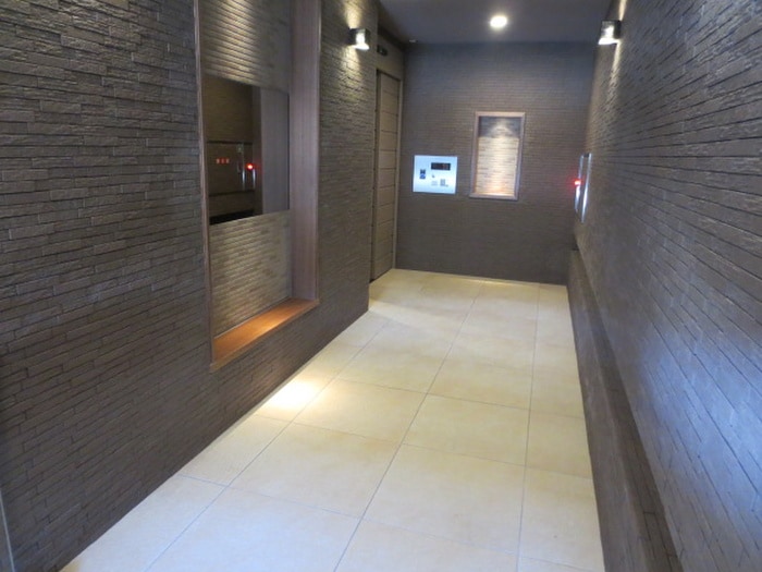 物件外観写真3　(エントランス部分)