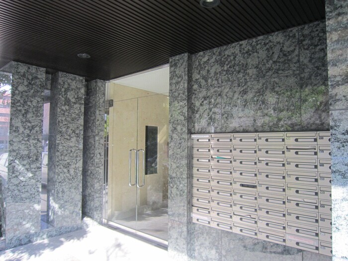 物件外観写真2　(エントランス部分)