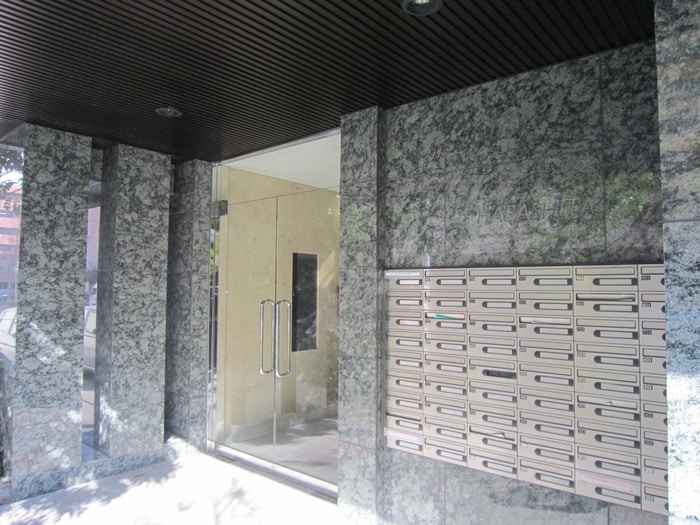 物件外観写真2　(エントランス部分)