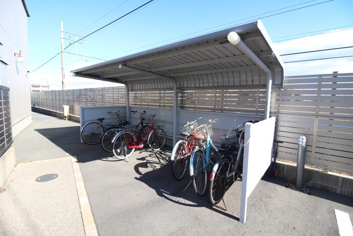物件外観写真4　(駐輪場)
