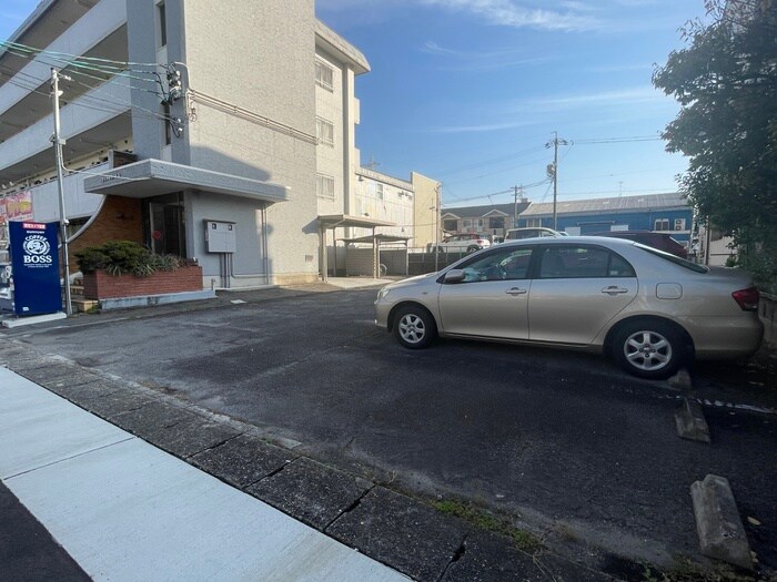 物件外観写真3　(駐車場)