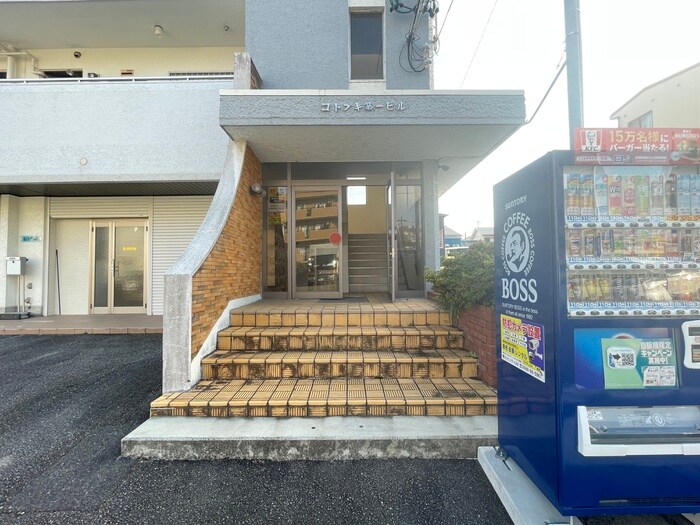 物件外観写真4　(エントランス部分)