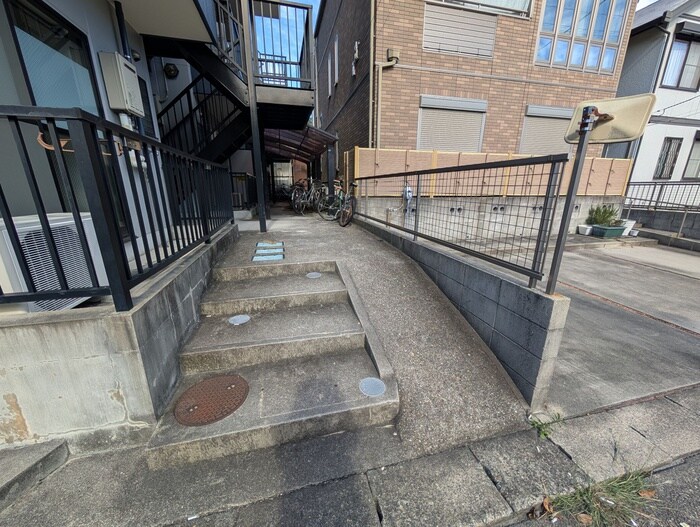 物件外観写真4　(エントランス部分)