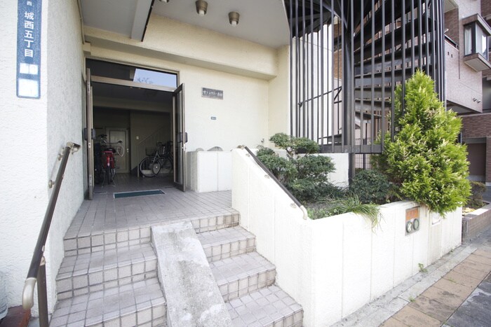 物件外観写真3　(エントランス部分)