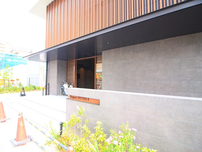 物件外観写真2　(エントランス部分)