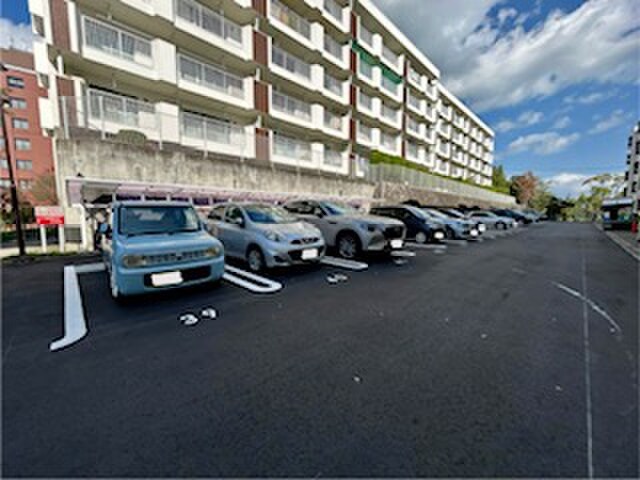 物件外観写真3　(駐車場)