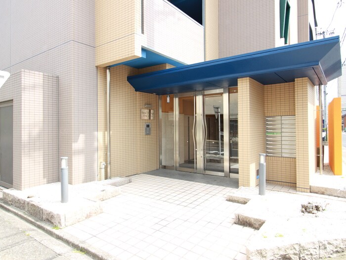 物件外観写真2　(エントランス部分)