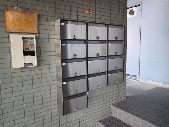 物件外観写真4　(エントランス部分)