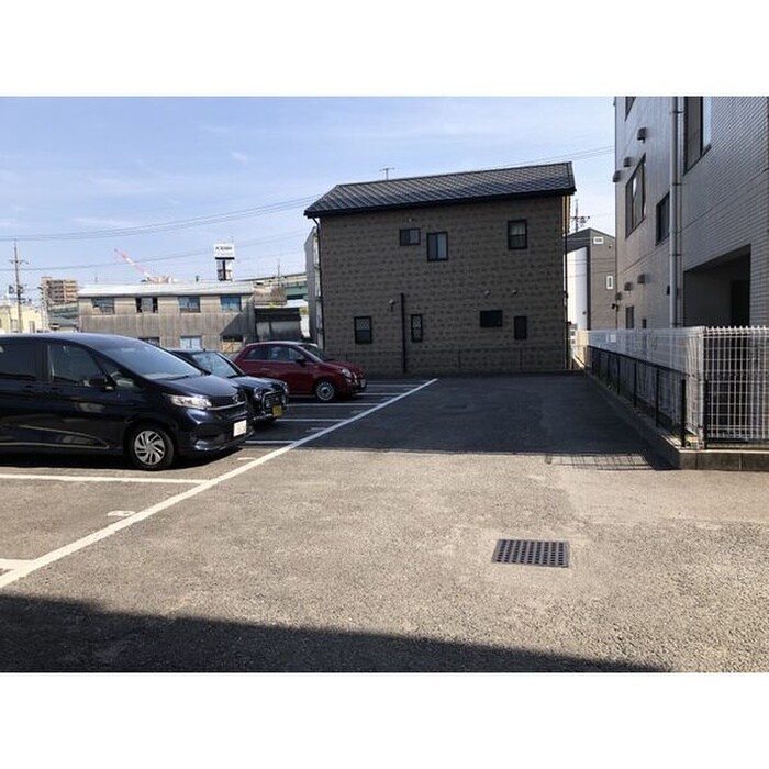 物件外観写真4　(駐車場)