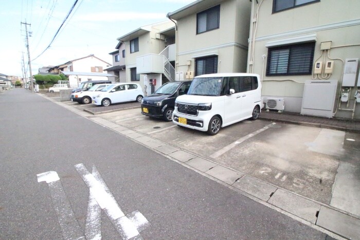 物件外観写真3　(駐車場)