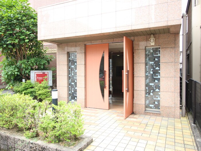 物件外観写真2　(エントランス部分)