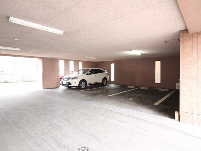 物件外観写真3　(駐車場)