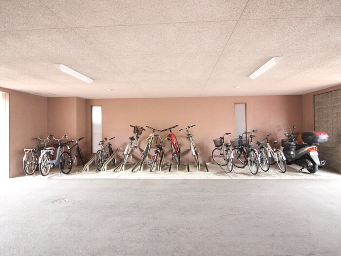 物件外観写真4　(駐輪場)