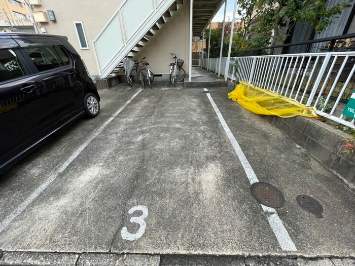 物件外観写真4　(駐車場)