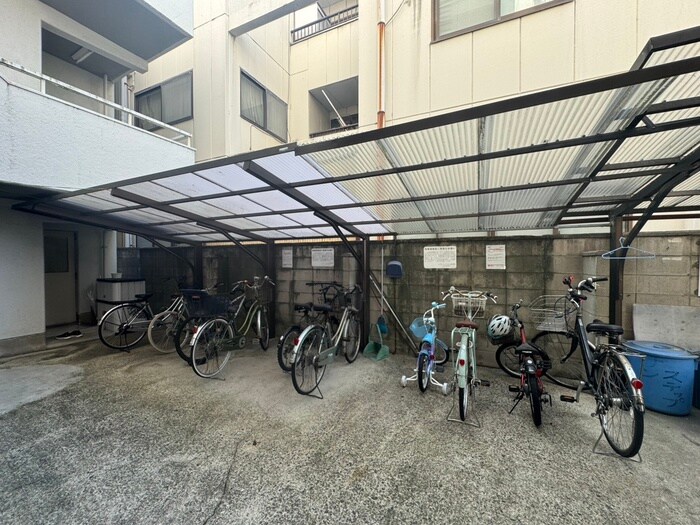 物件外観写真4　(駐輪場)