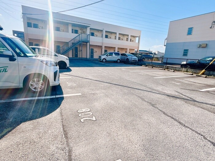 物件外観写真4　(駐車場)
