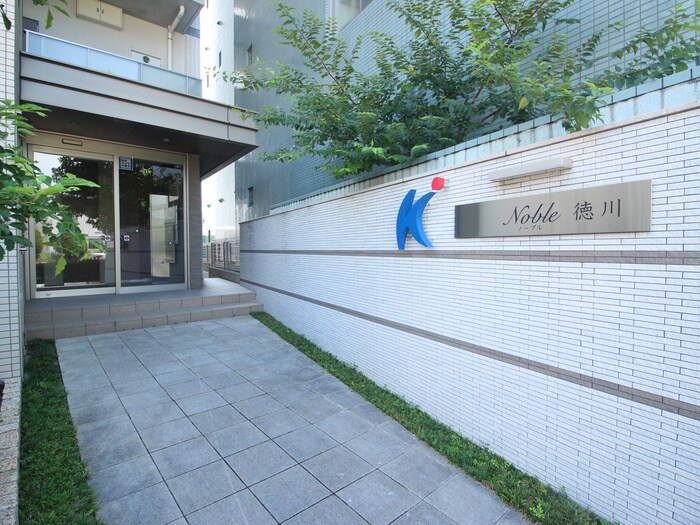 物件外観写真5　(エントランス部分)