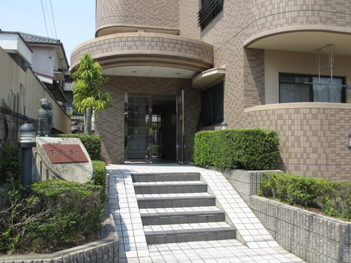 物件外観写真2　(エントランス部分)