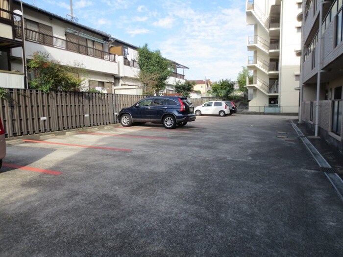 物件外観写真5　(駐車場)