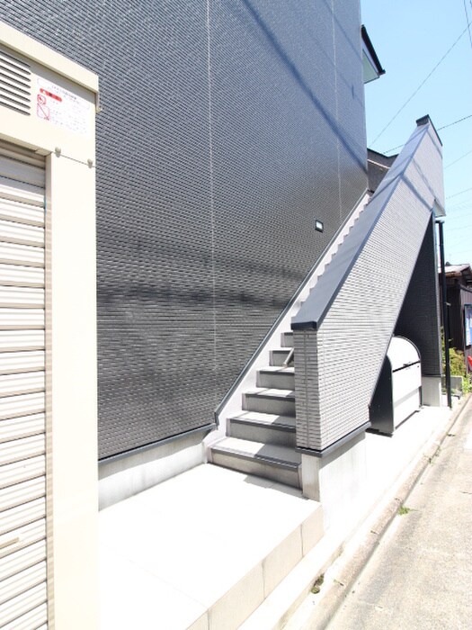 物件外観写真2　(エントランス部分)