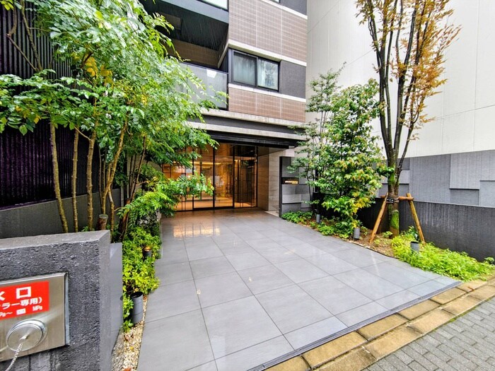 物件外観写真6　(エントランス部分)