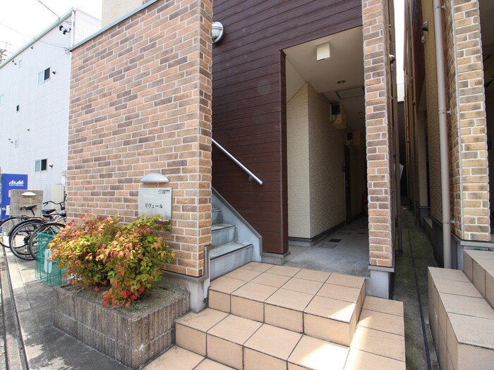 物件外観写真2　(エントランス部分)