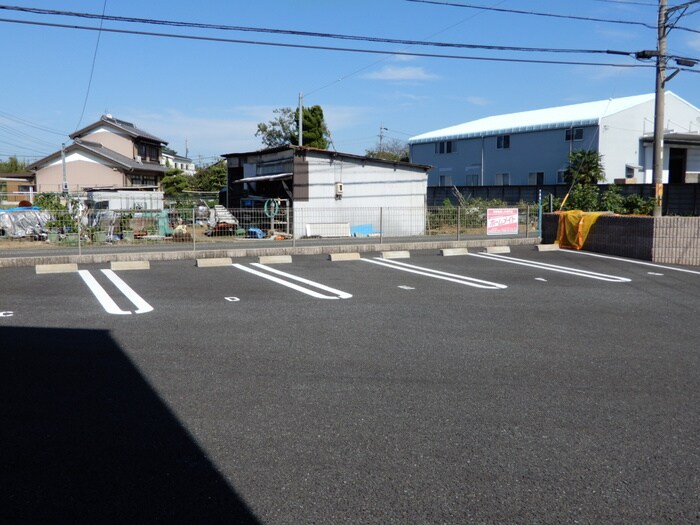 物件外観写真4　(駐車場)