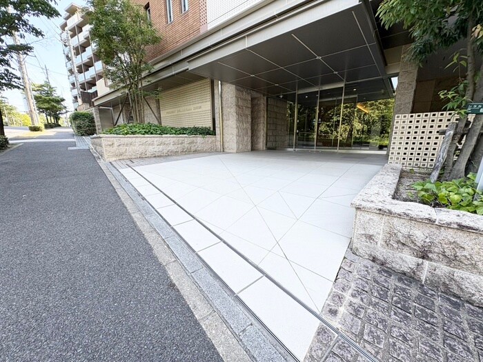 物件外観写真2　(エントランス部分)