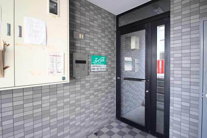 物件外観写真6　(エントランス部分)