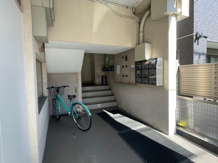 物件外観写真3　(エントランス部分)