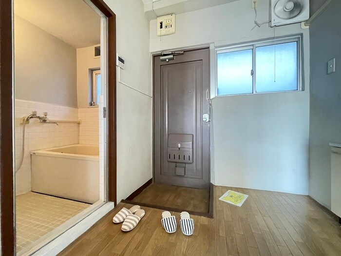 物件内観写真13　(玄関)