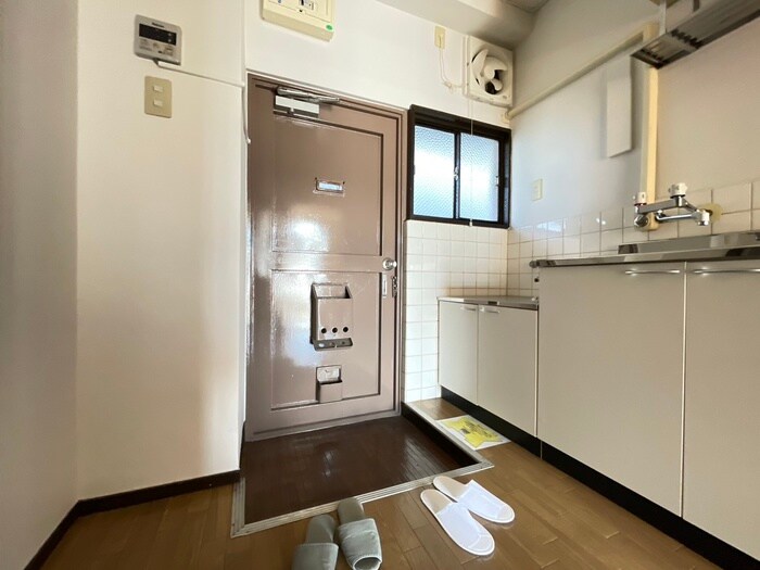 物件内観写真13　(玄関)