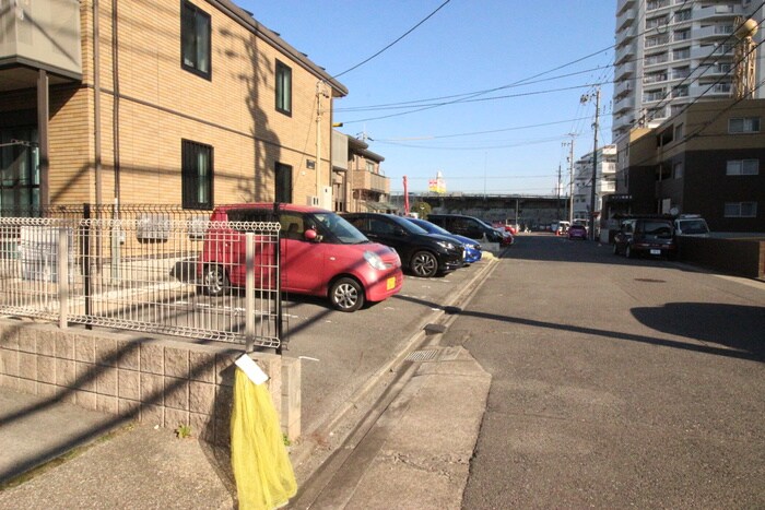 物件外観写真2　(駐車場)