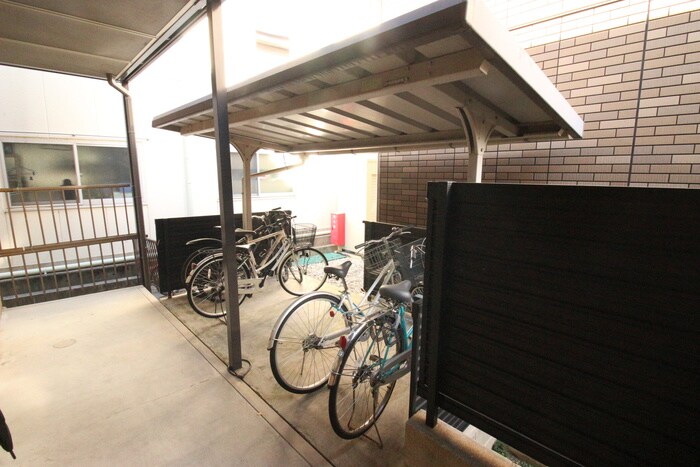 物件外観写真4　(駐輪場)
