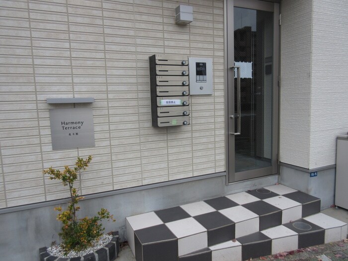 物件外観写真2　(エントランス部分)
