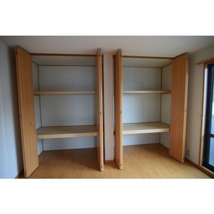 物件内観写真2　(収納)