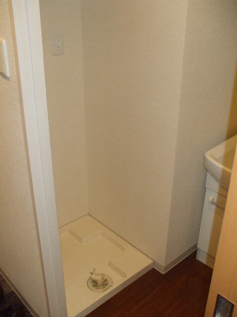 物件内観写真8　(洗濯機置場)