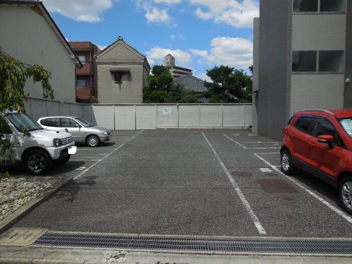 物件外観写真4　(駐車場)