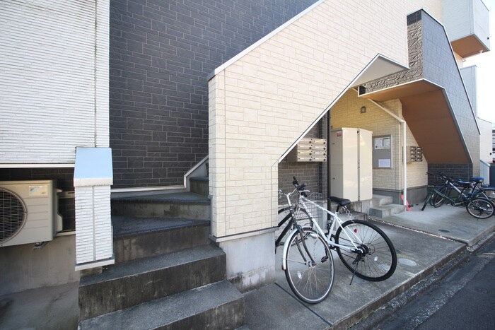 物件外観写真5　(エントランス部分)