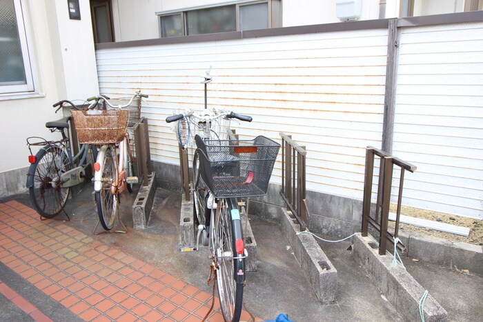 物件外観写真5　(駐輪場)