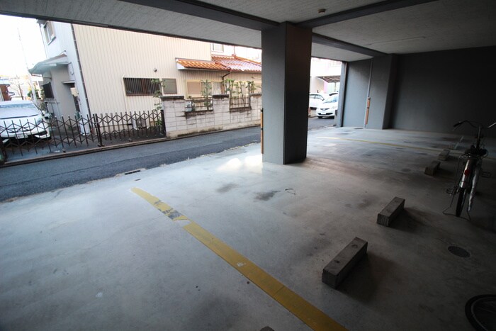 物件外観写真6　(駐車場)