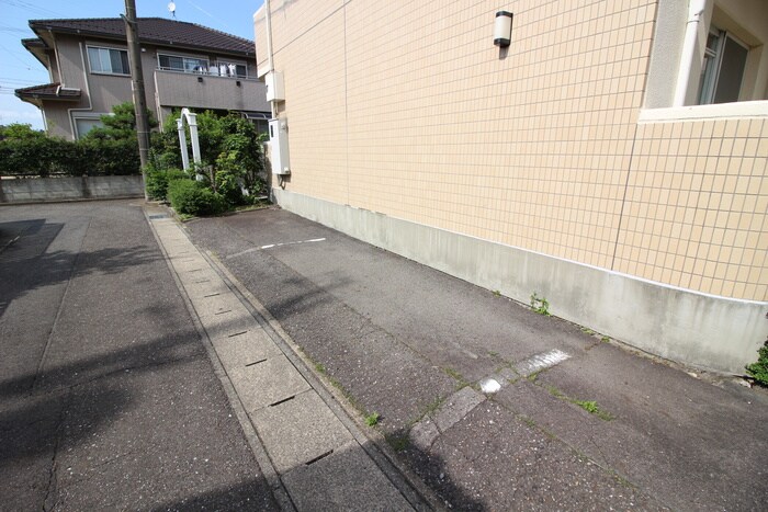 物件外観写真4　(駐車場)