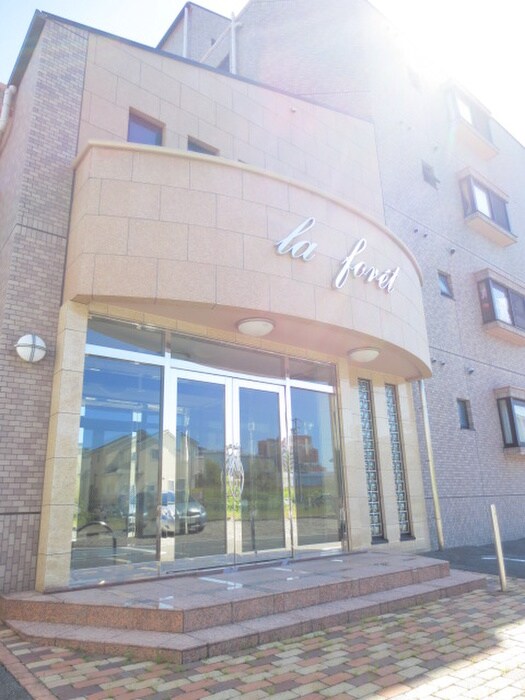 物件外観写真2　(エントランス部分)