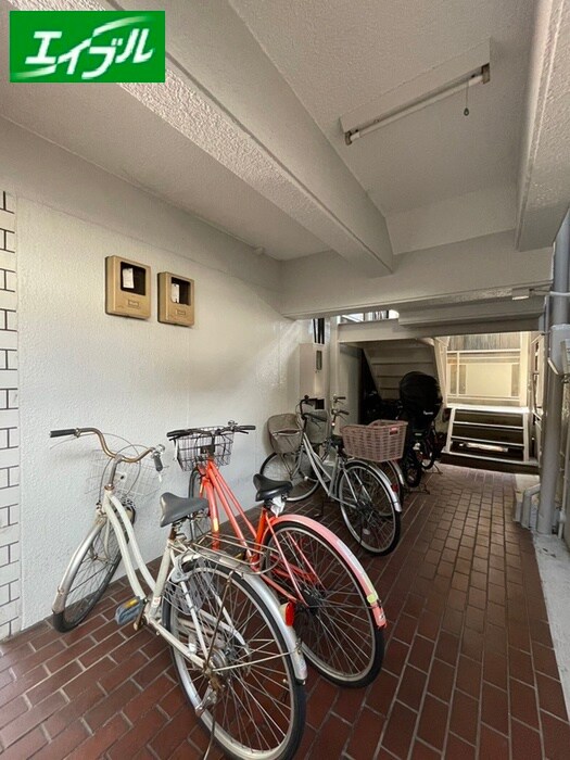 物件外観写真4　(駐輪場)