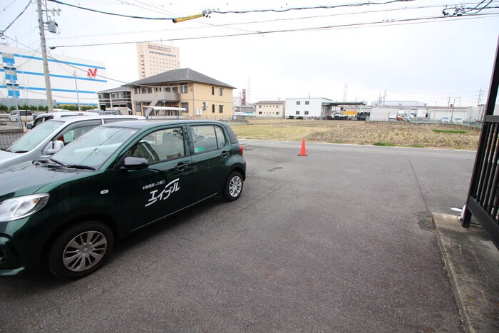 物件外観写真4　(駐車場)