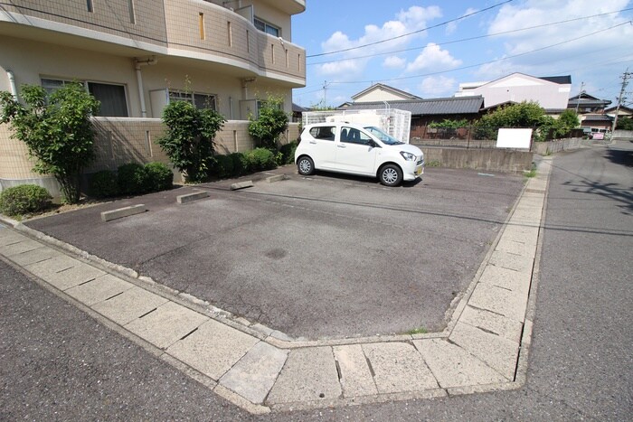 物件外観写真4　(駐車場)