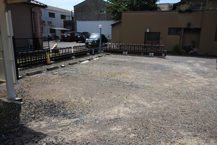 物件外観写真6　(駐車場)