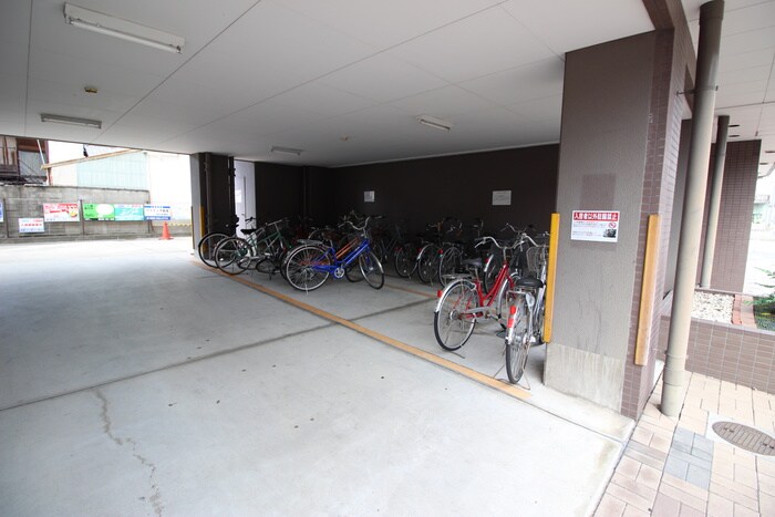 物件外観写真4　(駐輪場)